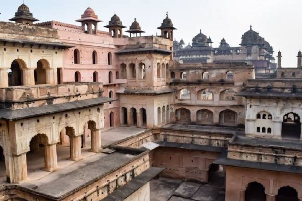 Mp Tourism: बुंदेलखंड का यह किला है बेहद खास, जहांगीर के स्वागत में बनवाया था महल 3 Rai Praveen Mahal 1