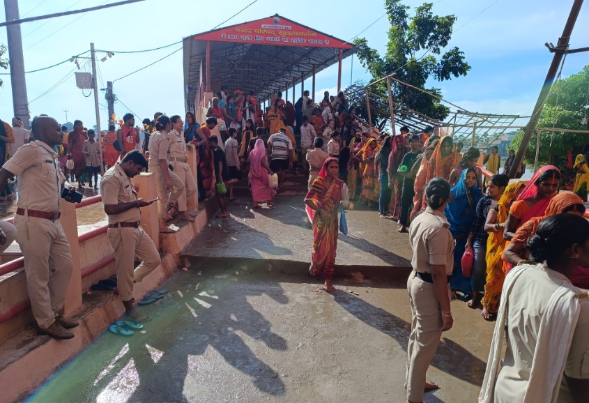 Photos: सावन की दूसरी सोमवारी पर कांवड़ियों से पैक हुआ सुल्तानगंज, अजगैवीनाथ मंदिर में भी उमड़े शिवभक्त 10 Screenshot 2024 07 29 083526