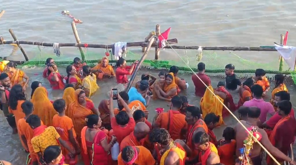 Photos: सावन की दूसरी सोमवारी पर कांवड़ियों से पैक हुआ सुल्तानगंज, अजगैवीनाथ मंदिर में भी उमड़े शिवभक्त 4 Screenshot 2024 07 29 083818