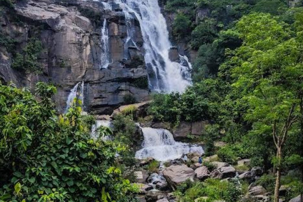 Jharkhand Tourism: मन मोह लेता है झारखंड का सीता जलप्रपात, आप भी देखे ये अद्भुत नजारे 1 Sita Waterfall