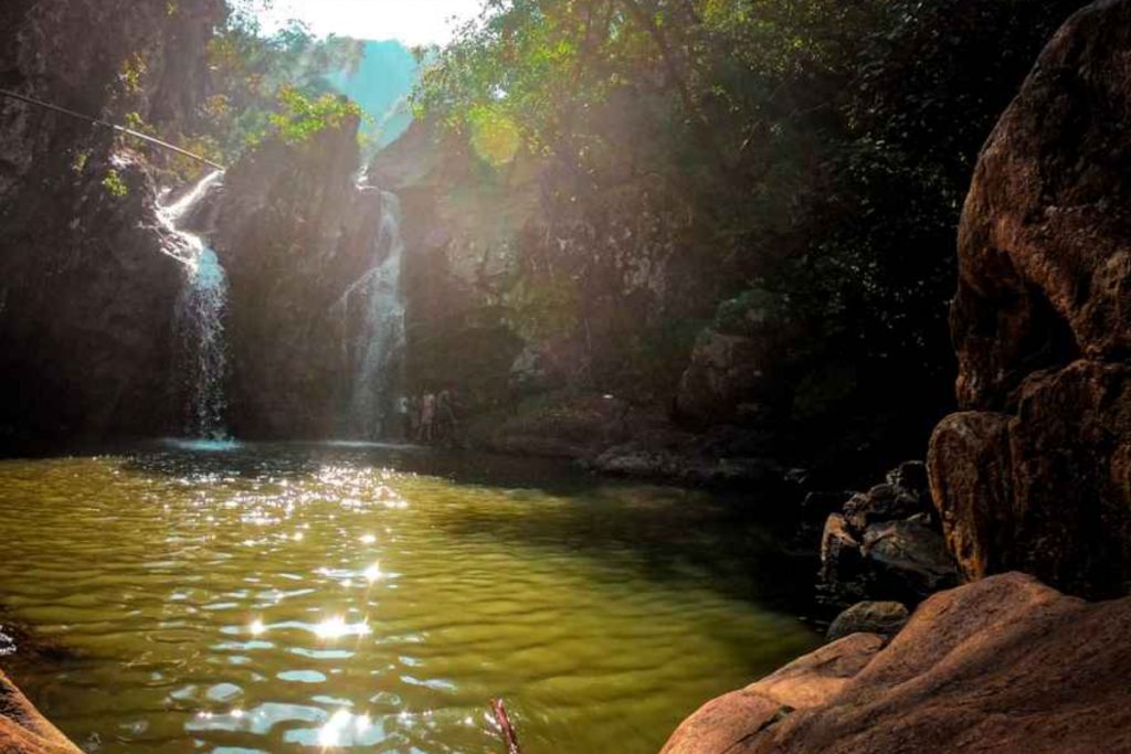 Monsoon Travel: ट्रेकिंग और एडवेंचर के लिए सीताकुंड है बेस्ट जगह 1 Sitakunda Waterfall