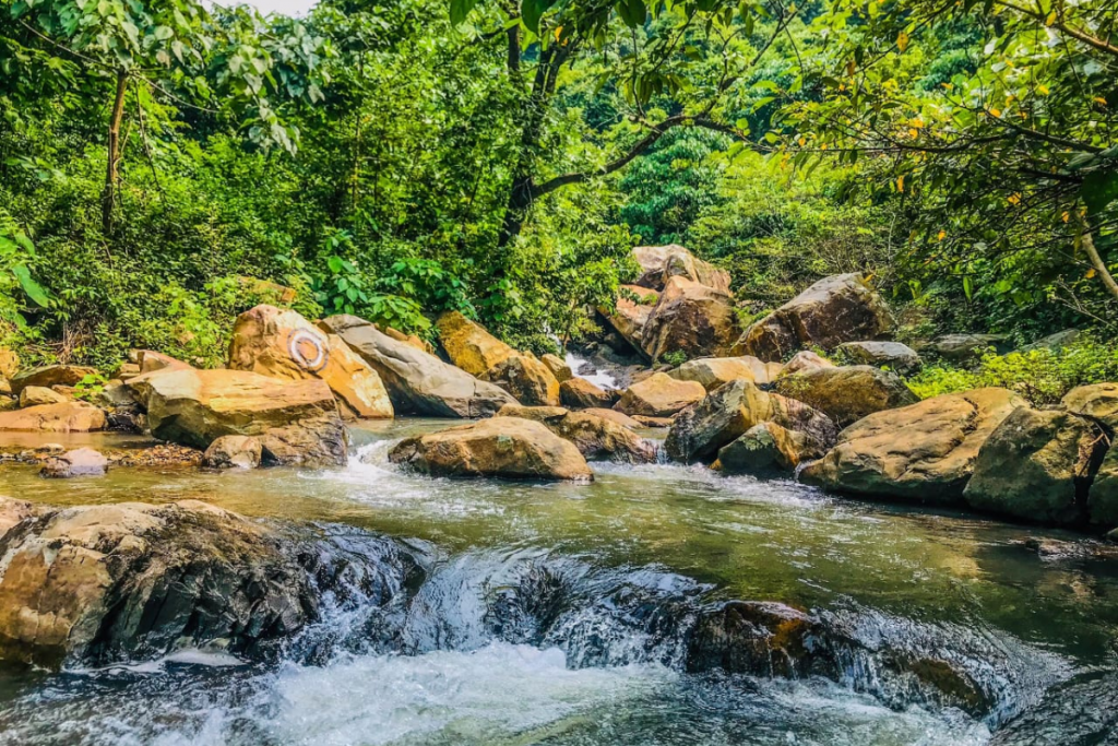 Monsoon Travel: ट्रेकिंग और एडवेंचर के लिए सीताकुंड है बेस्ट जगह 2 Sitakunda Waterfall Odisha 1