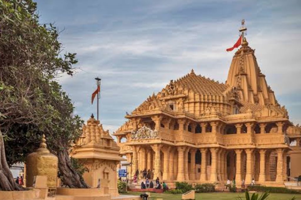 Gujarat Tourism: वीकेंड पर शॉर्ट ट्रिप के लिए है खूबसूरत जगहों की तलाश, चले आइए गुजरात 1 Somnath Temple Gujarat