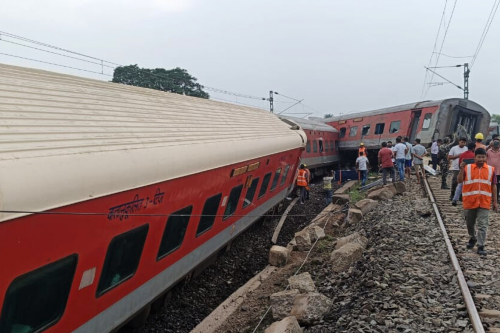 Jharkhand Train Accident: झारखंड ट्रेन हादसे में 2 यात्रियों की मौत, 18 घायल 2 Untitled Design 2024 07 30T170620.403