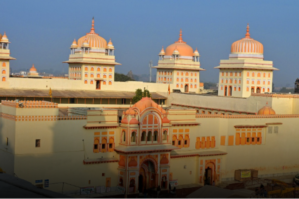 Mp Tourism: बुंदेलखंड का यह किला है बेहद खास, जहांगीर के स्वागत में बनवाया था महल 5 Untitled Design 5 2