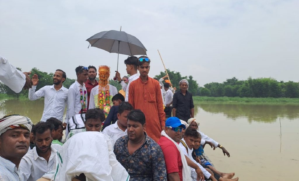 Bihar Flood News: मधुबनी में नाव पर निकली बारात, जैसै-तैसे दुल्हन के घर पहुंचे बराती 2 Wedding Procession On Boat 1