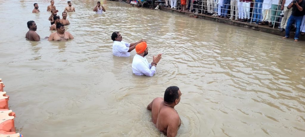 Samrat Turban: सरयू में डूबकी लेने के साथ ही खुल गयी पगड़ी, सम्राट चौधरी ने एक्स पर लिखी ये बात 1 Whatsapp Image 2024 07 03 At 9.07.59 Am 1