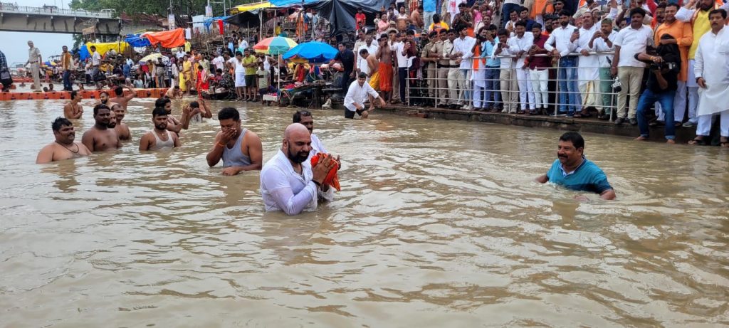 Samrat Turban: सरयू में डूबकी लेने के साथ ही खुल गयी पगड़ी, सम्राट चौधरी ने एक्स पर लिखी ये बात 2 Whatsapp Image 2024 07 03 At 9.07.59 Am