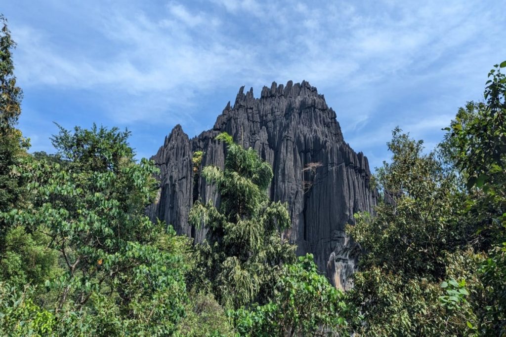 Karnataka Tourism: हिमालय से भी पुरानी है याना की गुफाएं जहां प्राकृतिक रूप से होता है शिवलिंग का जलाभिषेक 2 Yana Caveskarnataka