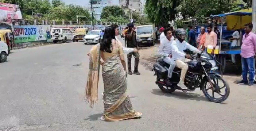 Dm In Action: ट्रैफिक का हाल देख सड़क पर उतरी जहानाबाद की डीएम, पुलिस जवानों की लगा दी क्लास 2 Ae5E6542 F765 4C28 Bb55 2020E8467Ed5 1