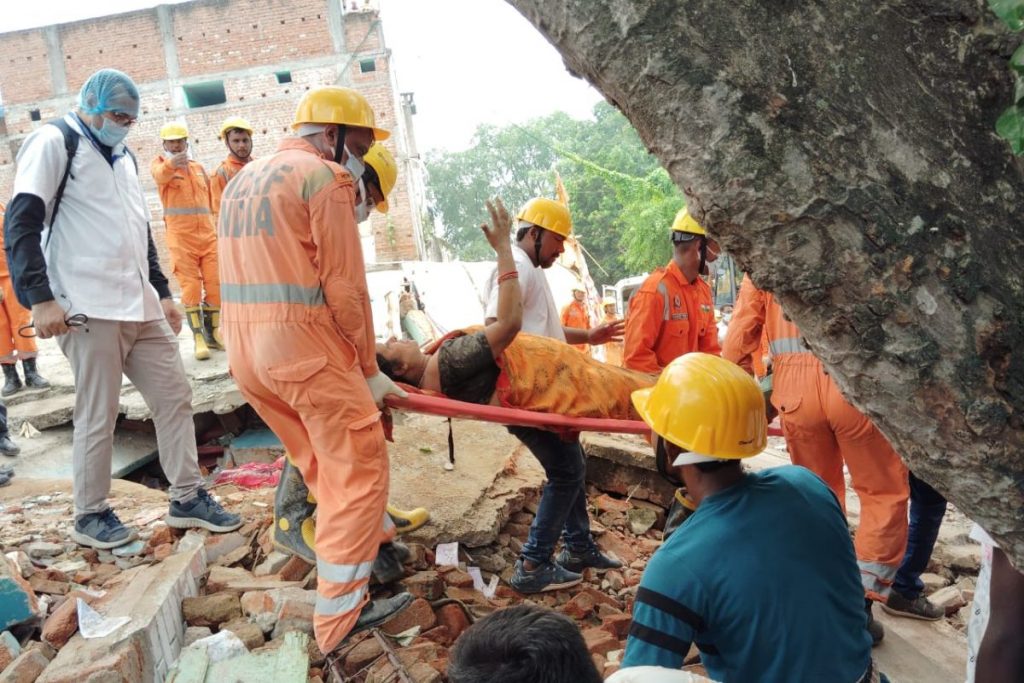 Deoghar Building Collapse: देवघर में 8 घंटे तक कैसे चला रेस्क्यू ऑपरेशन, देखें Photos 2 Deoghar Building Collapse Rescue Operation Ndrf Jharkhand 2