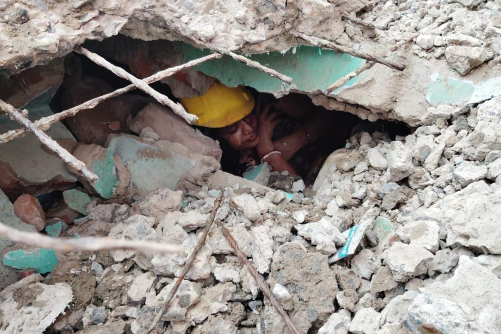 Deoghar Building Collapse: देवघर में 8 घंटे तक कैसे चला रेस्क्यू ऑपरेशन, देखें Photos 4 Deoghar Building Collapse Rescue Operation Ndrf Jharkhand 4