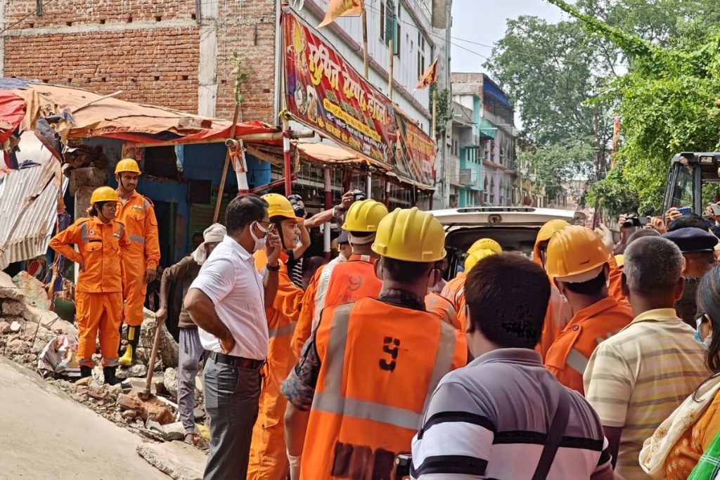 Deoghar Building Collapse: देवघर में 8 घंटे तक कैसे चला रेस्क्यू ऑपरेशन, देखें Photos 5 Deoghar Building Collapse Rescue Operation Ndrf Jharkhand 5