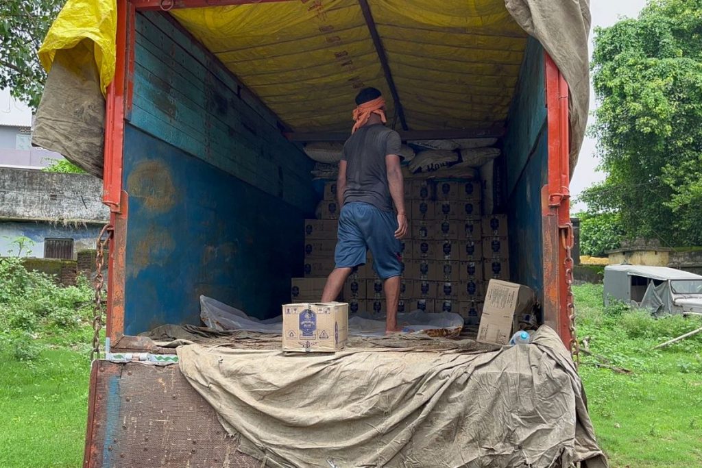 धान की बोरियों के बीच छिपाकर बिहार ले जा रहे थे शराब, पपरवाटांड़ टोल टैक्स के पास उत्पाद विभाग ने पकड़ा 2 Giridih News Liquor Smuggling In Jharkhand 2