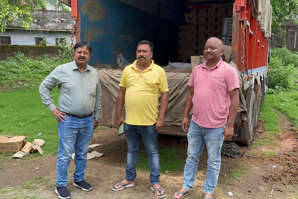 धान की बोरियों के बीच छिपाकर बिहार ले जा रहे थे शराब, पपरवाटांड़ टोल टैक्स के पास उत्पाद विभाग ने पकड़ा 3 Giridih News Liquor Smuggling In Jharkhand 3