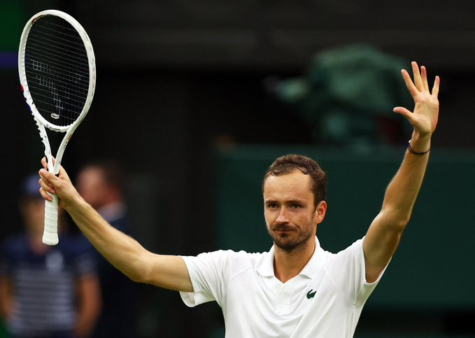Wimbledon Semifinals: कार्लोस अल्काराज ने डेनियल मेदवेदेव को हराया, विंबलडन जीतने से बस एक कदम और दूर 1 Image 148