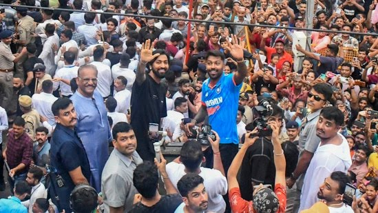 T20 विश्व कप जीतने के बाद हार्दिक पांड्या का उनके होम टाउन में जोरदार स्वागत, देखें विडियो 1 Image 205