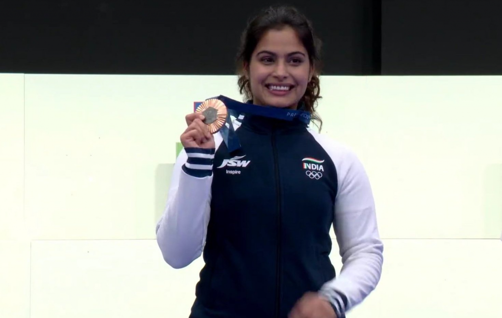 Paris Olympics 2024: कौन हैं मनु भाकर, ओलंपिक के इतिहास में निशानेबाजी में पदक जीतने वाली पहली भारतीय महिला 1 Image 387