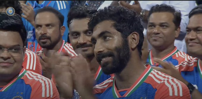 Team India Celebration: कोहली ने बुमराह को माना 'दुनिया का आठवां अजूबा' 1 Image 65