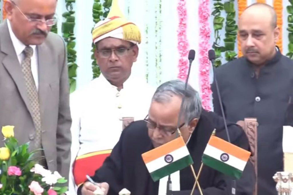 झारखंड हाईकोर्ट के चीफ जस्टिस डॉ विद्युत रंजन सारंगी ने राजभवन में ली शपथ 1 Jharkhand High Court Chief Justice Dr B R Sarangi 1