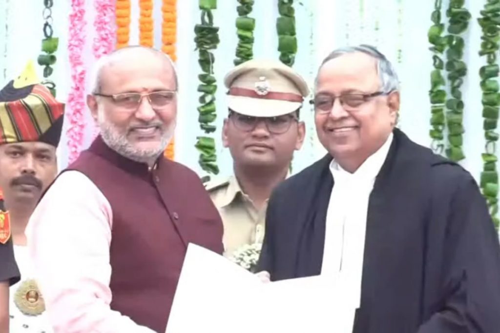 झारखंड हाईकोर्ट के चीफ जस्टिस डॉ विद्युत रंजन सारंगी ने राजभवन में ली शपथ 3 Jharkhand High Court Chief Justice Dr B R Sarangi 3