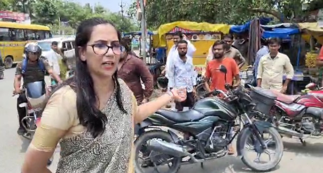 Dm In Action: ट्रैफिक का हाल देख सड़क पर उतरी जहानाबाद की डीएम, पुलिस जवानों की लगा दी क्लास 4 Patna Airport 1