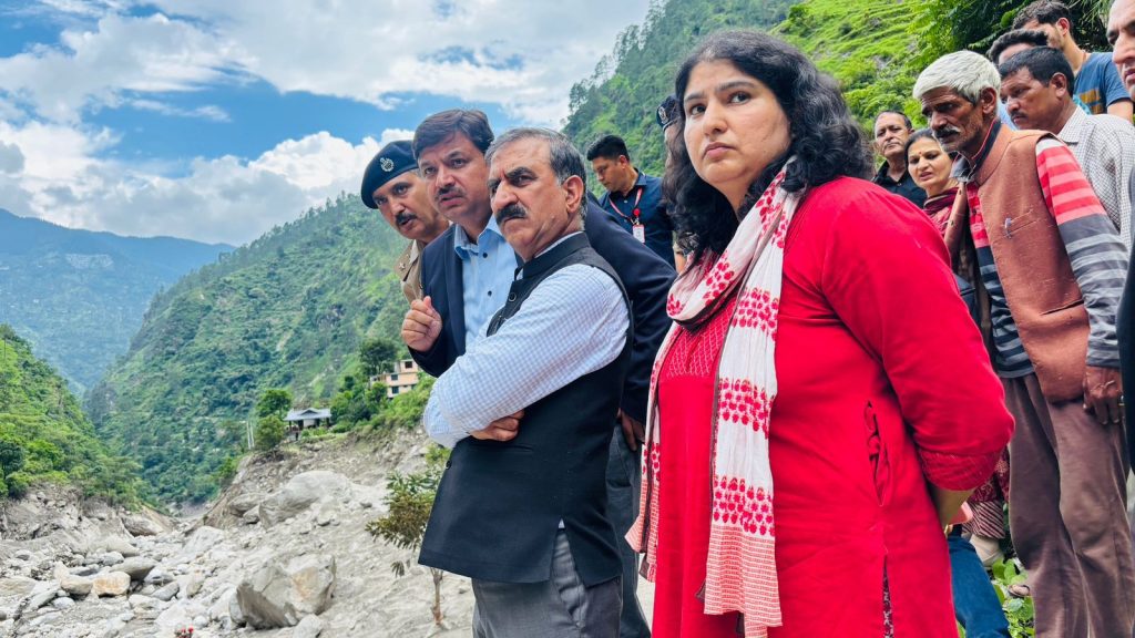 Himachal Cloudbursts: ड्रोन ढूंढ़ रहा है मलबे में जिंदगी, तस्वीरों में देखें कुल्लू, मंडी और शिमला के हालात 3 02081 Pti08 02 2024 000256A