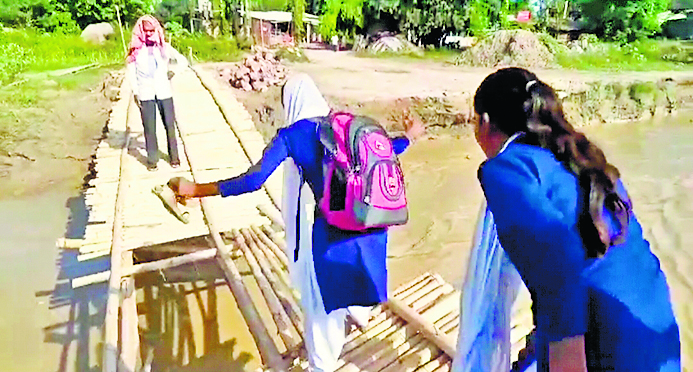 Photos: बिहार के सीतामढ़ी में कहीं पुल ढहा तो कहीं डायवर्सन टूटा, जान जोखिम में डालकर चल रहे लोग 4 02Sit 10 02082024 60 C601Muz100458001