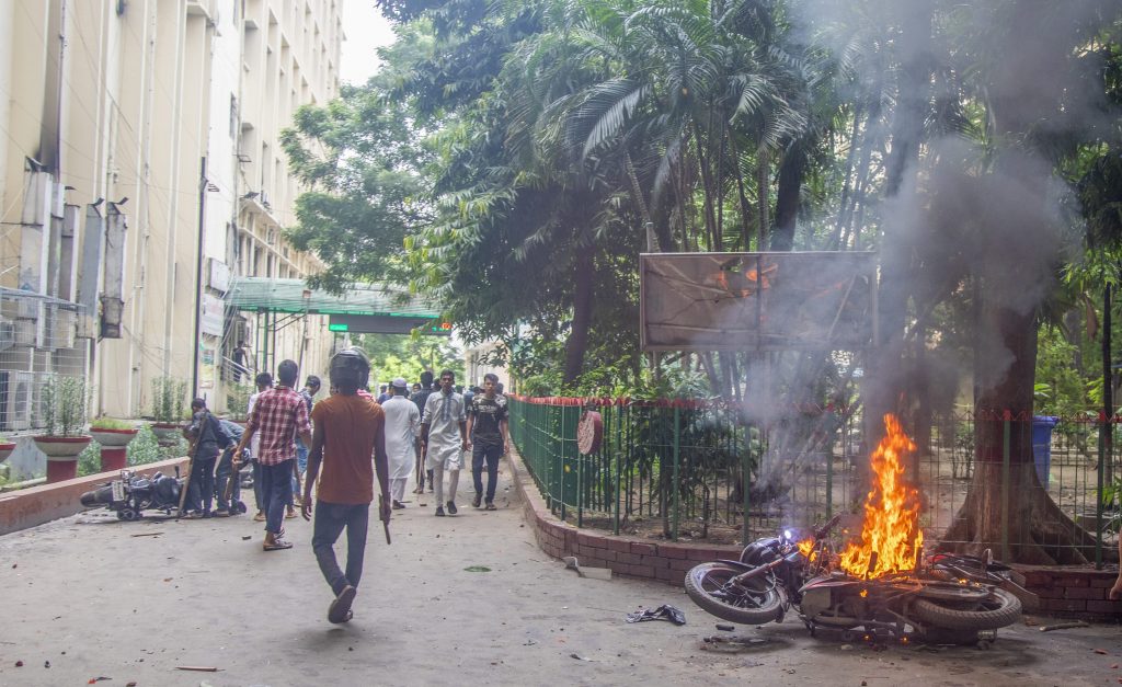 Bangladesh Violence: बांग्लादेश में सेना बनाएगी अंतरिम सरकार, प्रदर्शनकारियों पर गोली नहीं चलाने की अपील 1 05081 Pti08 05 2024 000045B