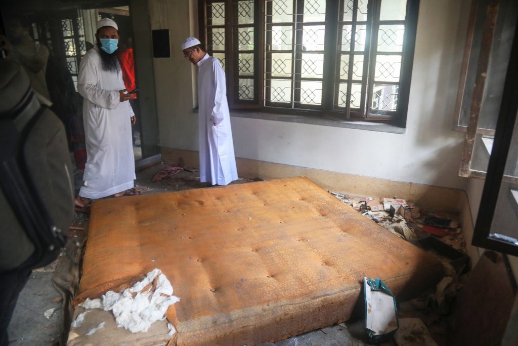 Bangladesh Violence: डर के साये में बीत रही रात, मस्जिदों से सर्तक रहने का एलान, जानें बांग्लादेश के हालात 2 07081 Pti08 07 2024 000131A
