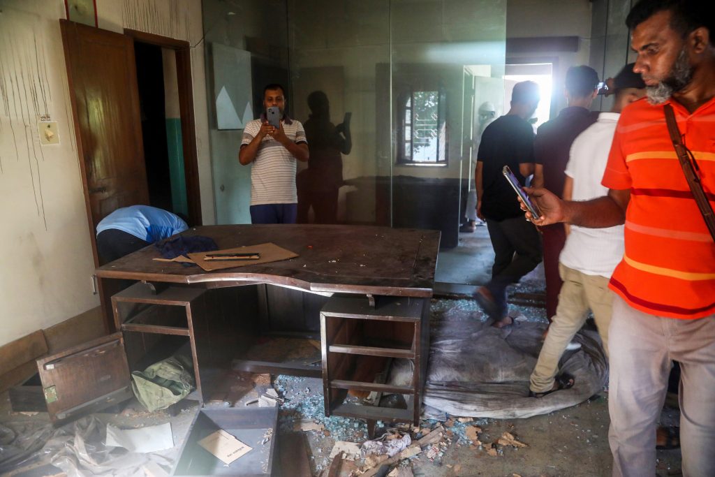 Bangladesh Violence: डर के साये में बीत रही रात, मस्जिदों से सर्तक रहने का एलान, जानें बांग्लादेश के हालात 1 07081 Pti08 07 2024 000132B