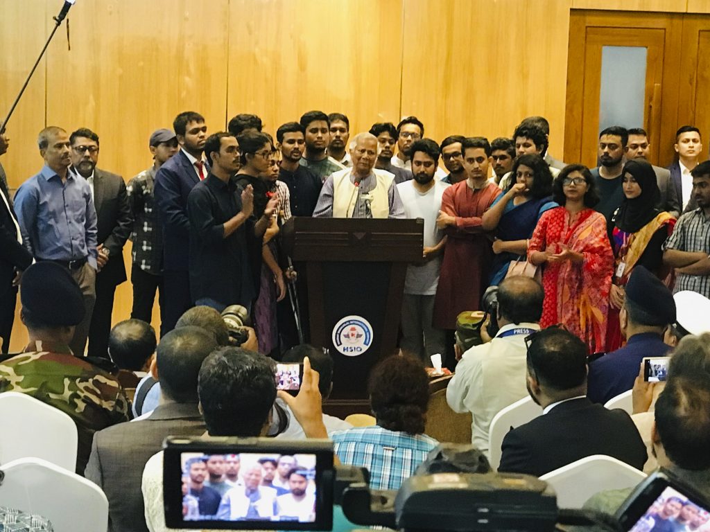 Bangladesh Violence: मोहम्मद यूनुस के सामने ये है सबसे बड़ी चुनौती, शेख हसीना ने कहा था- खून चूसने वाला 1 08081 Ap08 08 2024 000293B