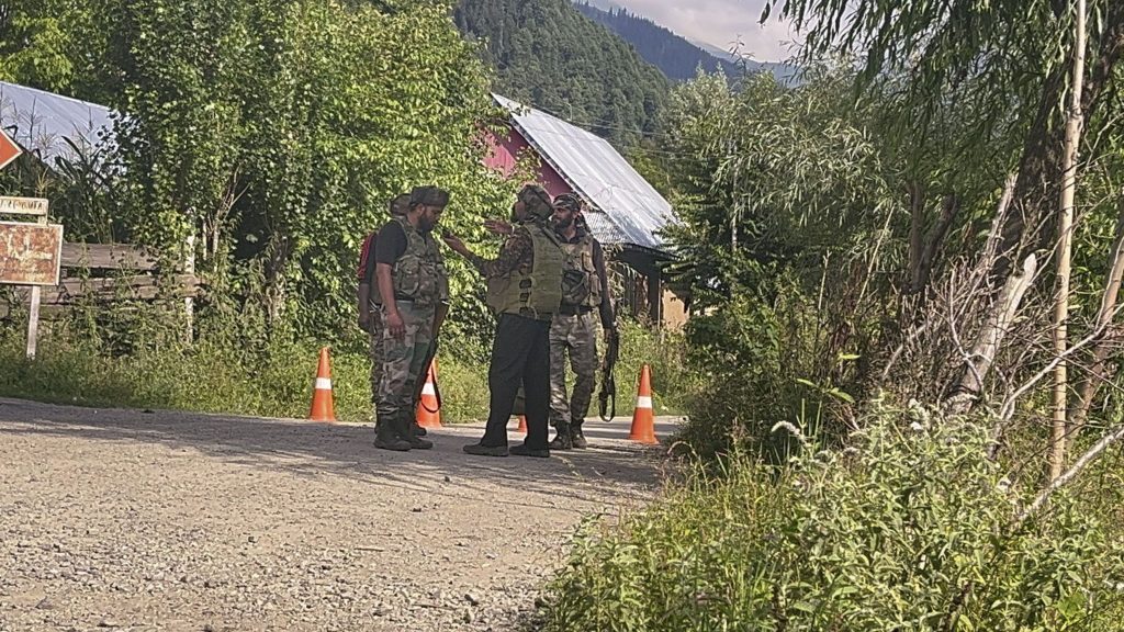 Anantnag Encounter: घने जंगल और बड़े-बड़े पत्थर, जानें कितना खतरनाक है अनंतनाग का यह इलाका 1 10081 Pti08 10 2024 000369B