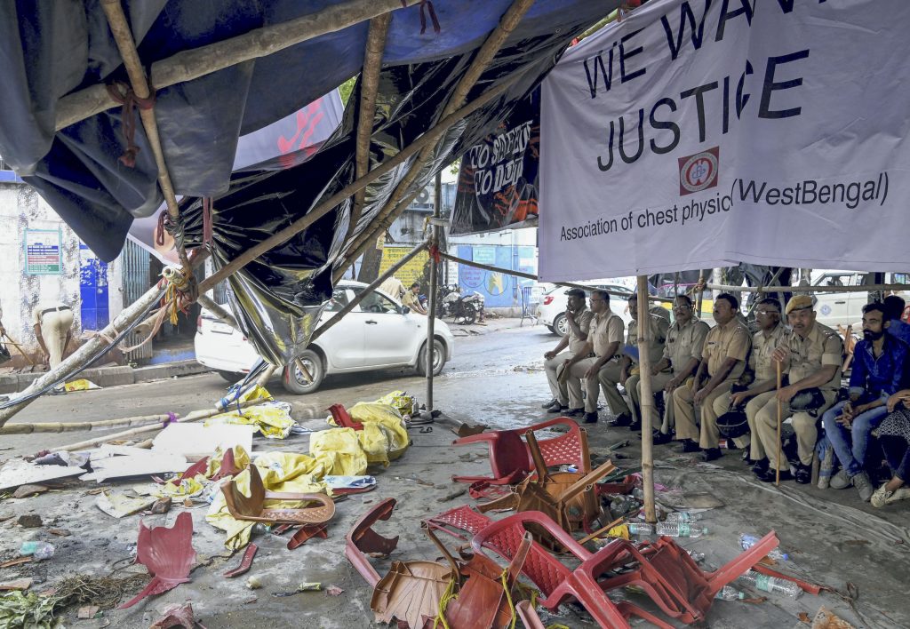 Rg Kar Hospital Violence: ममता बनर्जी की पहली प्रतिक्रिया-वाम और राम मिलकर कर रहे हमला 1 15081 Pti08 15 2024 000413A