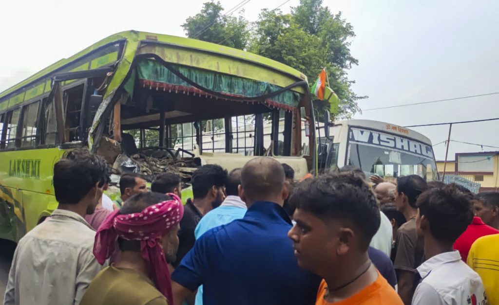 Up Big Accident: 'तेज आवाज के साथ सुनाई दी चीख-पुकार', बुलंदशहर में बस और पिकअप वैन की टक्कर में 10 की मौत 3 18081 Pti08 18 2024 000083A