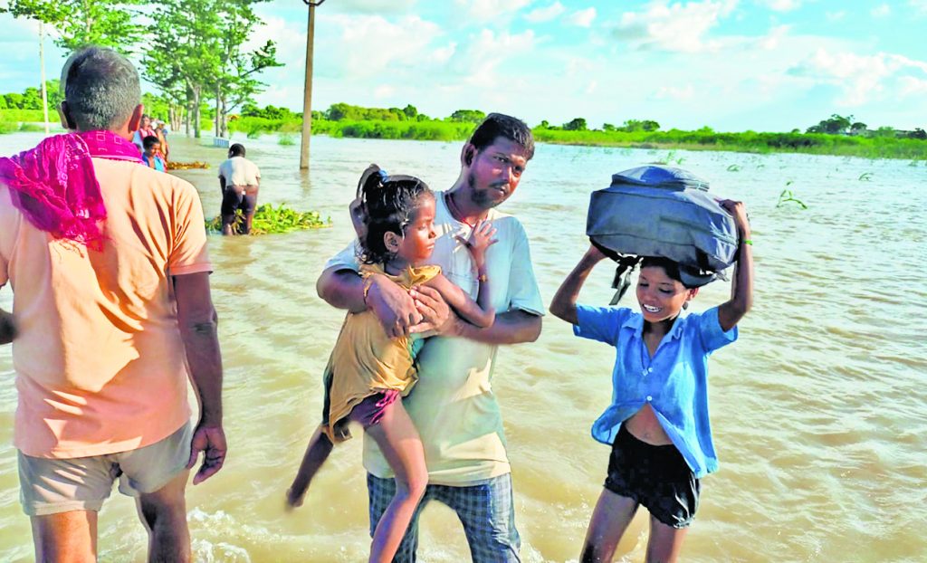 Photos: भागलपुर में रिंग बांध टूटने से उजड़े कई गांव, 1500 परिवार बेघर, देखिए तबाही की तस्वीरें... 13 20Bha 20 20082024 6