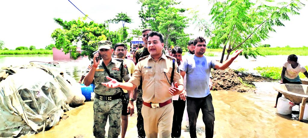 Photos: भागलपुर में रिंग बांध टूटने से उजड़े कई गांव, 1500 परिवार बेघर, देखिए तबाही की तस्वीरें... 7 20Bha 75 20082024 6 1