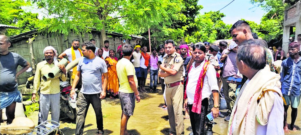 Photos: भागलपुर में रिंग बांध टूटने से उजड़े कई गांव, 1500 परिवार बेघर, देखिए तबाही की तस्वीरें... 4 20Bha 76 20082024 6