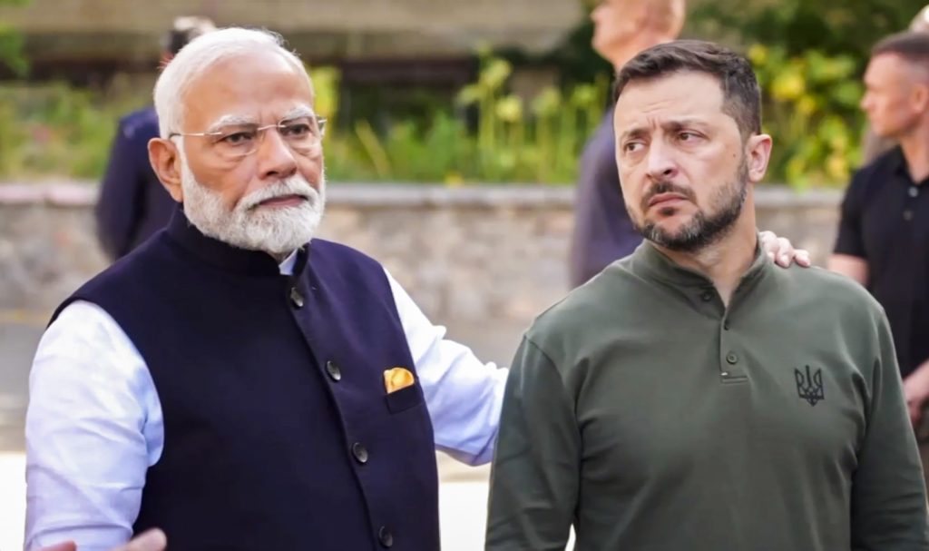 गले मिलकर स्वागत, जेलेंस्की के कंधे पर पीएम मोदी ने रखा हाथ, सामने आयी मुलाकात की तस्वीर 2 23081 Pti08 23 2024 000142B