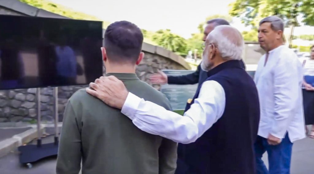 गले मिलकर स्वागत, जेलेंस्की के कंधे पर पीएम मोदी ने रखा हाथ, सामने आयी मुलाकात की तस्वीर 3 23081 Pti08 23 2024 000143A