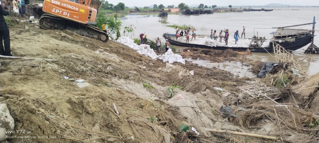 Bihar Flood: भागलपुर के नवगछिया में रोज गहरा रहा कटाव का खतरा, घरों को खाली कर पलायन कर रहे लोग 1 23A63C1A F124 4881 Ba03 489F4C31F70E
