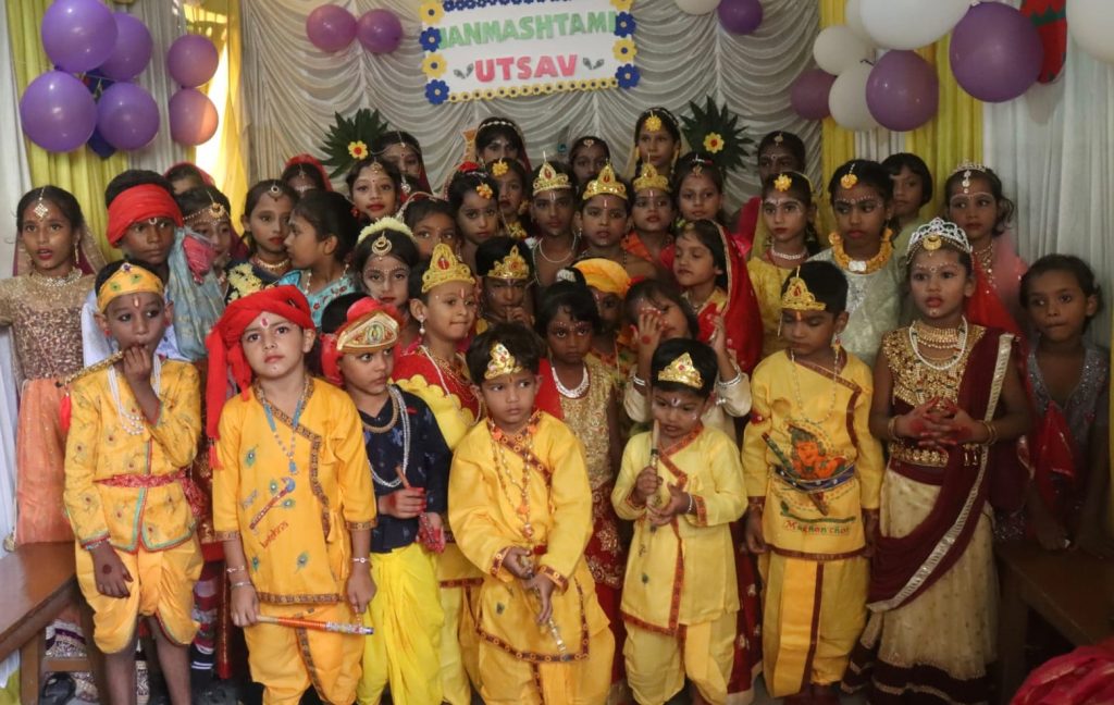 जन्माष्टमी का सजा बाजार : हजारों में बिक रही राधा-कृष्ण की मूर्ति, 500 से 4000 तक के झूले 2 24Bok 8 24082024 48 C481Dhn103364774