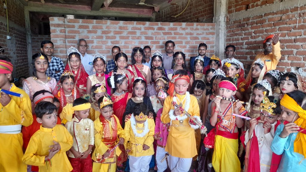 गिरिडीह में श्रीकृष्ण जन्माष्टमी महोत्सव, गोप-ग्वालों की वेशभूषा नें शामिल हुए बच्चे 3 24Gir 09 24082024 49 C491Dhn102085888
