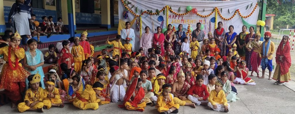 गिरिडीह में श्रीकृष्ण जन्माष्टमी महोत्सव, गोप-ग्वालों की वेशभूषा नें शामिल हुए बच्चे 1 24Gir 46 24082024 49 C491Dhn102685879