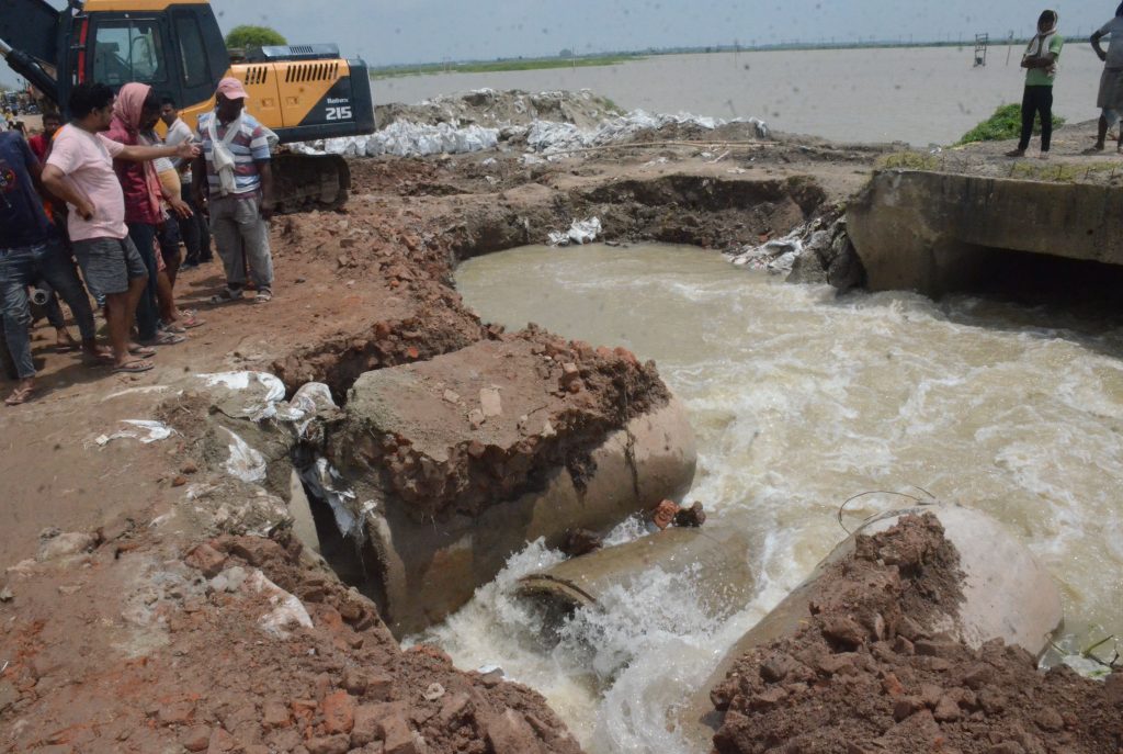 Photos: बिहार में नवगछिया के कई गावों पर बाढ़ का खतरा, भागलपुर में सड़क और रेलमार्ग पर भी संकट गहराया 6 25Bha 12 25082024 6