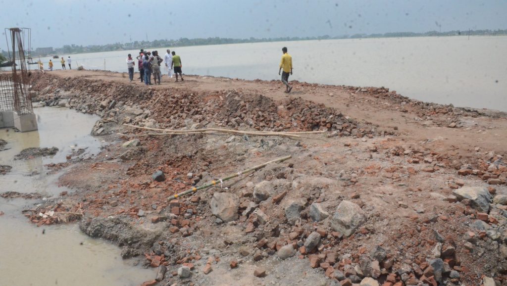 Photos: बिहार में नवगछिया के कई गावों पर बाढ़ का खतरा, भागलपुर में सड़क और रेलमार्ग पर भी संकट गहराया 5 25Bha 16 25082024 6 1