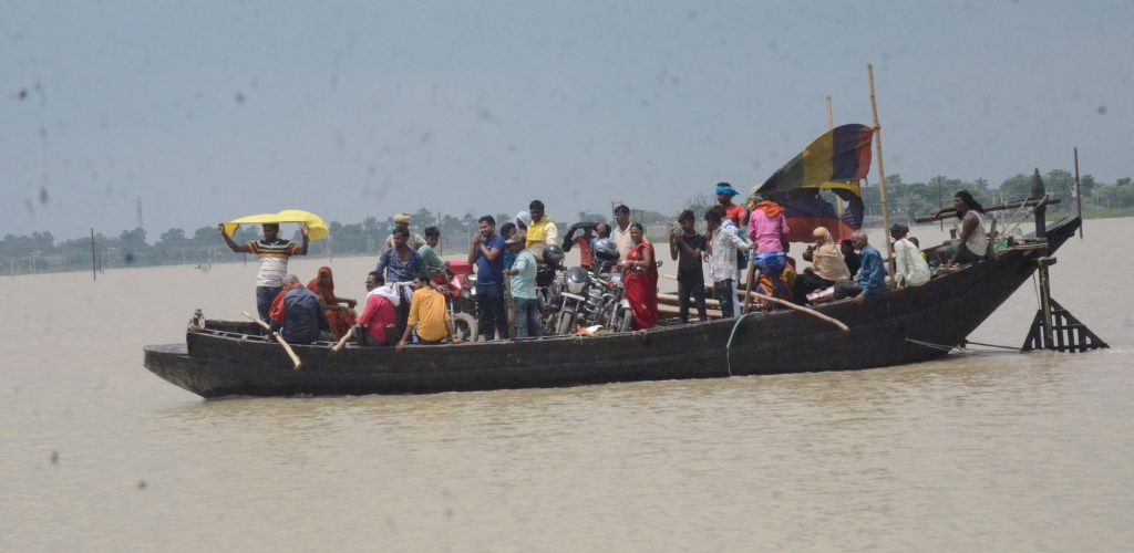 Photos: बिहार में नवगछिया के कई गावों पर बाढ़ का खतरा, भागलपुर में सड़क और रेलमार्ग पर भी संकट गहराया 8 25Bha 20 25082024 6
