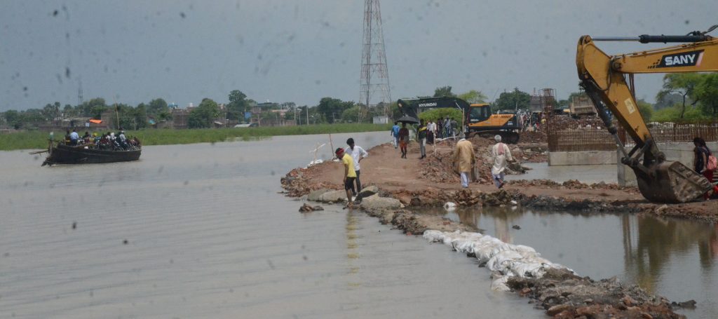 Photos: बिहार में नवगछिया के कई गावों पर बाढ़ का खतरा, भागलपुर में सड़क और रेलमार्ग पर भी संकट गहराया 4 25Bha 21 25082024 6