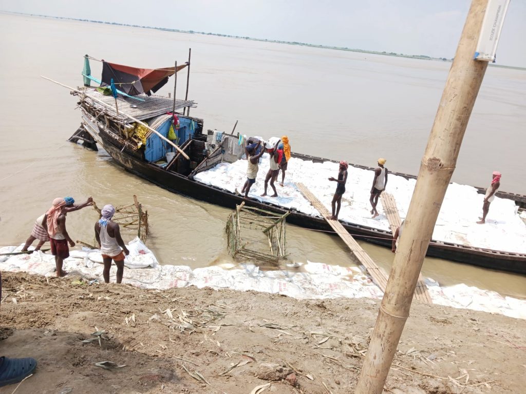 Photos: बिहार में नवगछिया के कई गावों पर बाढ़ का खतरा, भागलपुर में सड़क और रेलमार्ग पर भी संकट गहराया 1 25Bha Mb 7 25082024 6