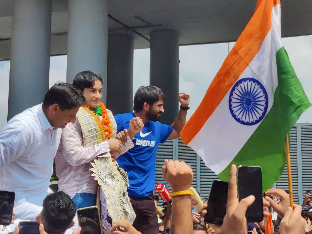 पेरिस ओलंपिक से घर लौटने पर रो पड़ी Vinesh Phogat, हुआ भव्य स्वागत, देखें वीडियो 1 Vinesh Phogat Was Greeted With Drumrolls And Garlands At The Airport In New Delhi